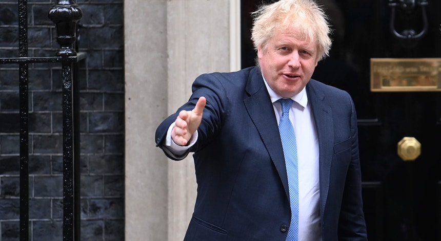 A polícia está a investigar 12 eventos em Downing Street e o primeiro-ministro pode ser novamente multado

