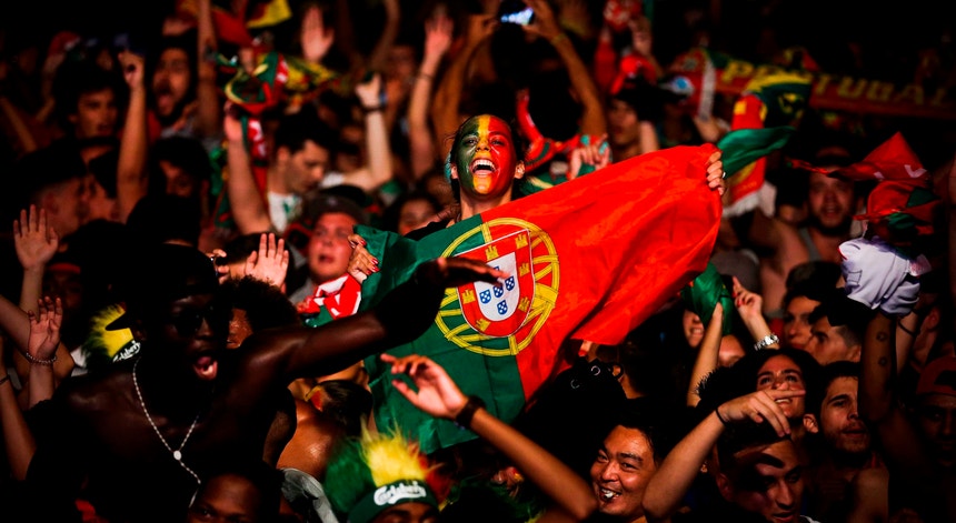 Os portugueses passaram a noite a festejar o título europeu pelos quatro cantos do mundo
