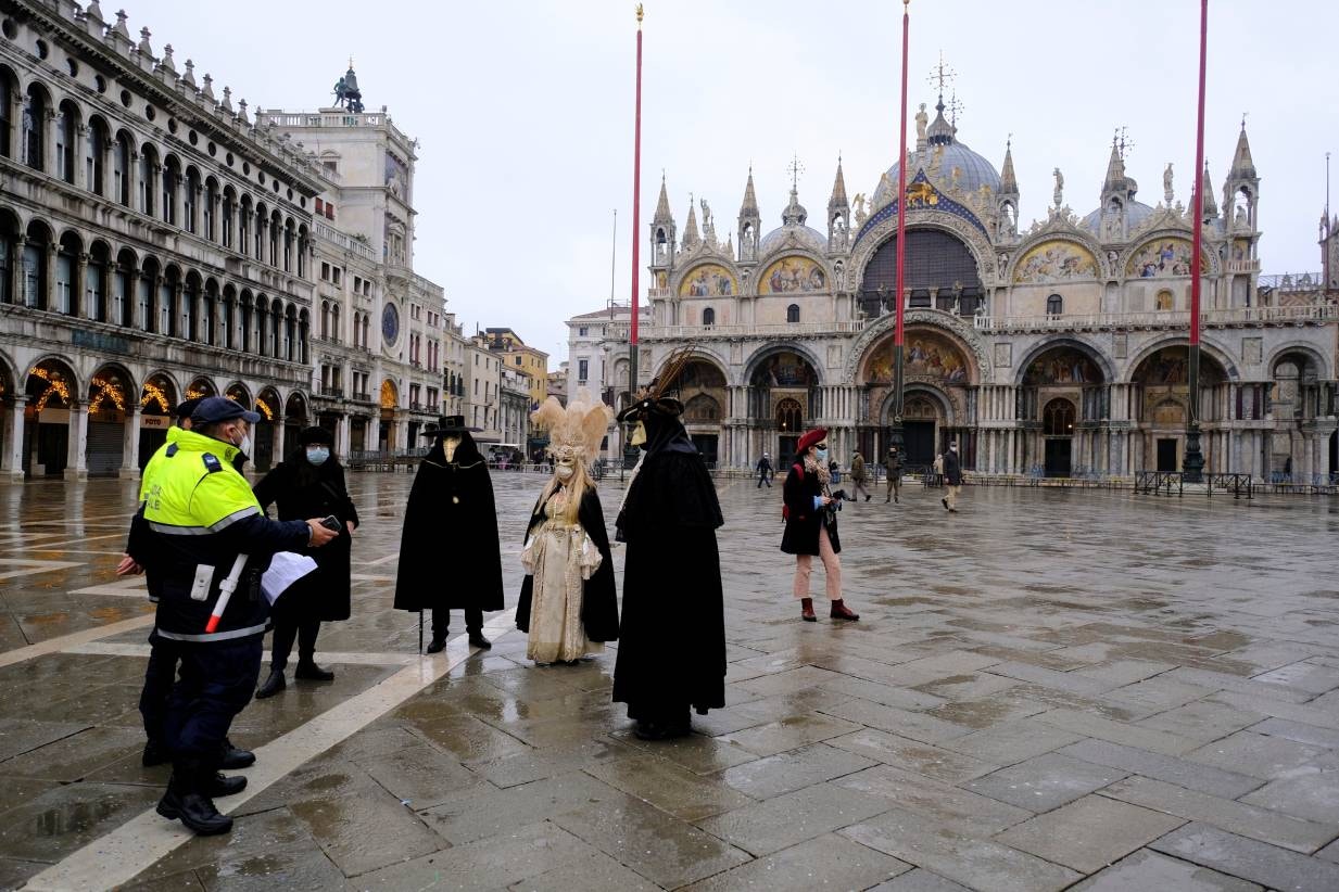  It&aacute;lia. Pra&ccedil;a de S. Marcos em Veneza com alguns mascarados  | Manuel Silvestri - Reuters 