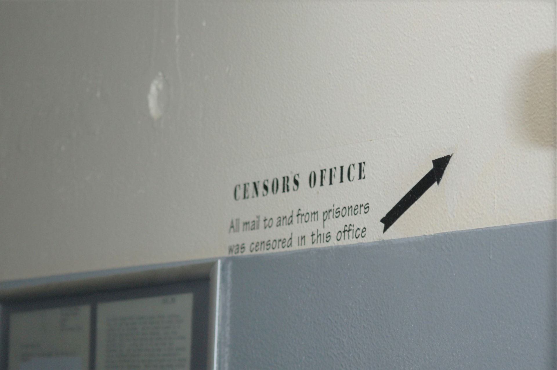  Zona de censura da correspond&ecirc;ncia dos presos na Ilha-pris&atilde;o de Robben. /Foto: Ant&oacute;nio Mateus - RTP 