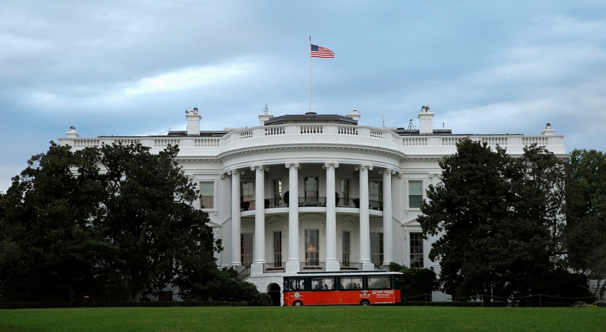 Casa Branca encerrada devido a pacote suspeito
