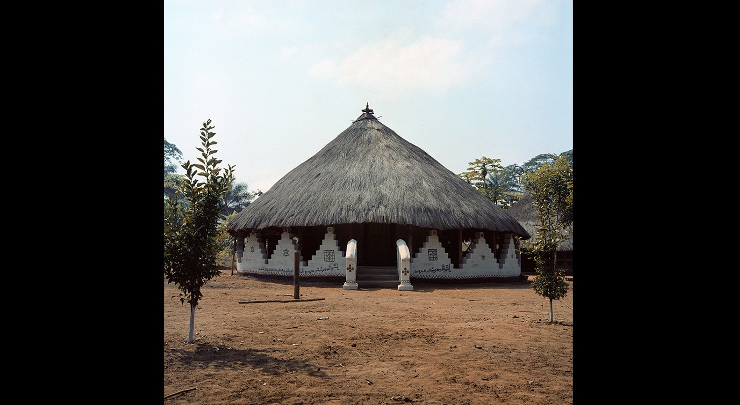  Habita&ccedil;&atilde;o com varandim decorado com inscri&ccedil;&otilde;es e s&iacute;mbolos - 1960 | Cr&eacute;dito: Fernando Schiappa de Campos - IICT/ULisboa 