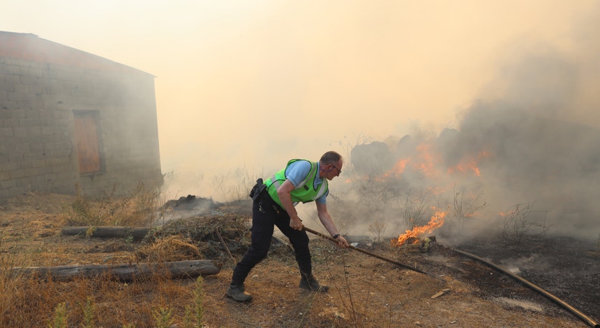 Imagem de Incêndio próximo de habitações em Santo Tirso