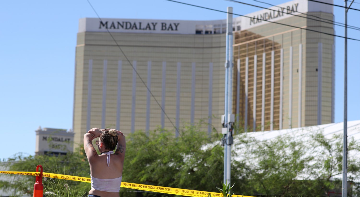 Na fachada do hotel ainda s&atilde;o vis&iacute;veis as duas janelas partidas de onde foram efetuados os disparos. Foto: Lucy Nicholson - Reuters