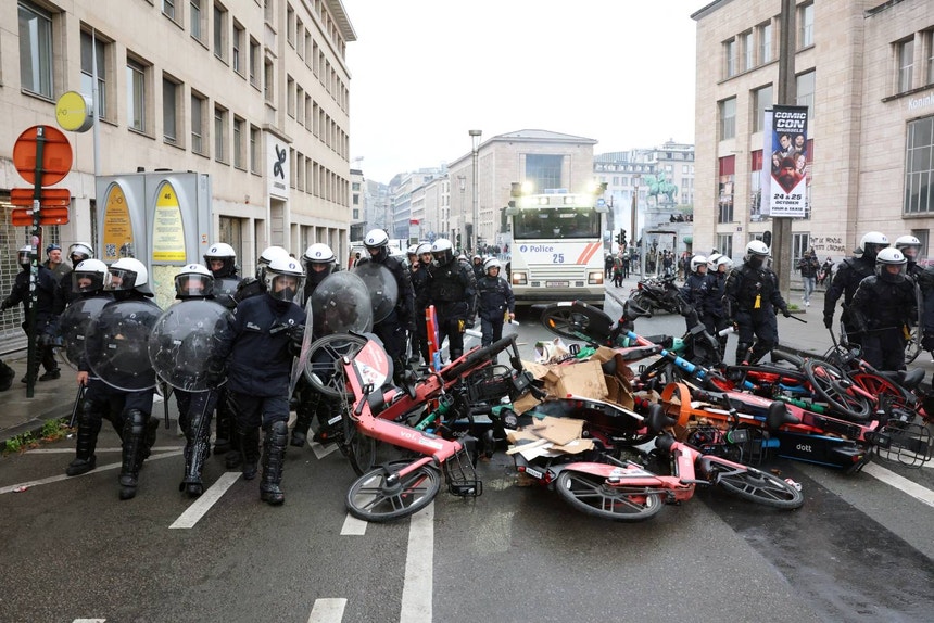 Imagem de Cargas policiais nas ruas. Milhares protestam em Bruxelas contra austeridade