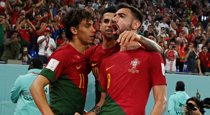 Bruno Fernandes e João Félix festejam o segundo golo de Portugal
