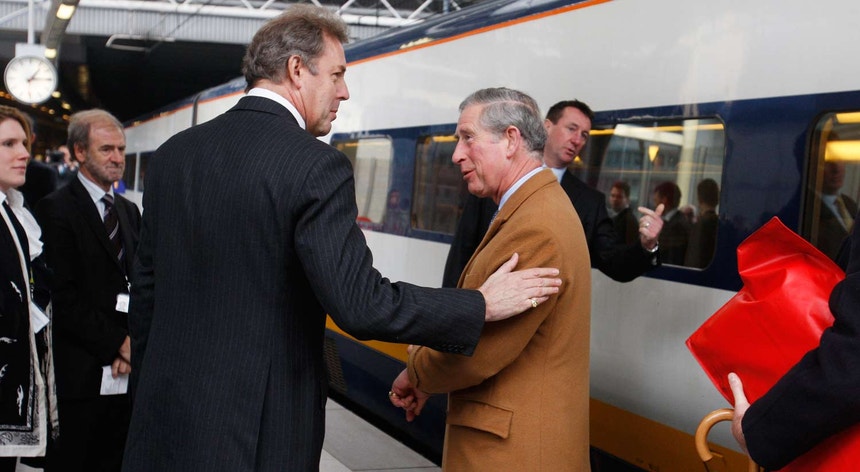 O embaixador Darroch (à esq.), com o príncipe Carlos

