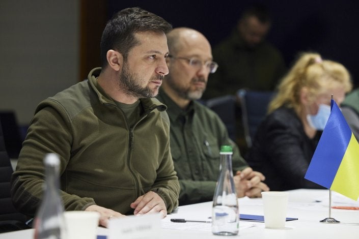 Zelensky apelou aos aliados fornecimento de armas de defesa