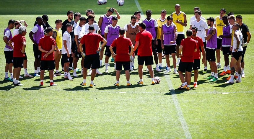 Antes de partir para Inglaterra o treinador Rui Vitória fez a primeira triagem no plantel tendo em vista a constituição do grupo final
