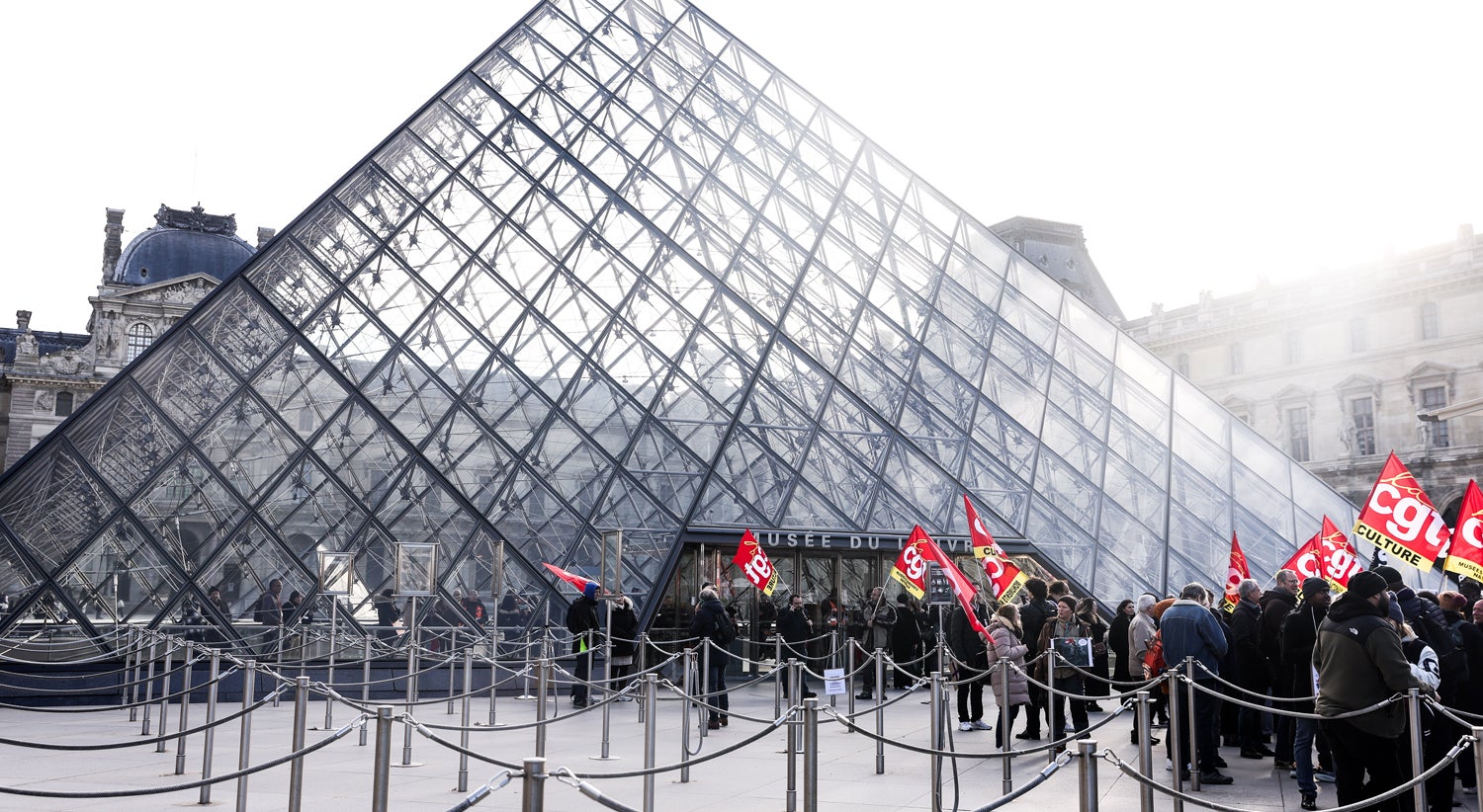 Louvre reabre parcialmente mesmo com a continuação da greve