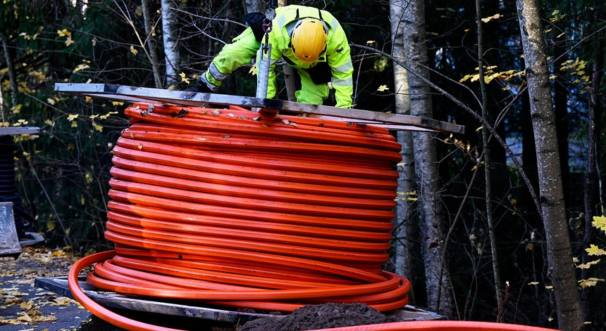 Imagem relacionada com a notícia: Homem a trabalhar na instalação de um cabo subterrâneo de fibra ótica da empresa GlobalConnect em Espoo, na Finlândia
