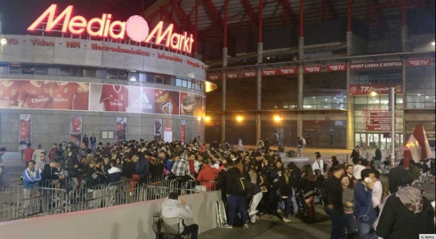 Centenas de adeptos do Benfica passaram a noite no estádio com a esperança de conseguirem comprar um bilhete esta quinta feira

