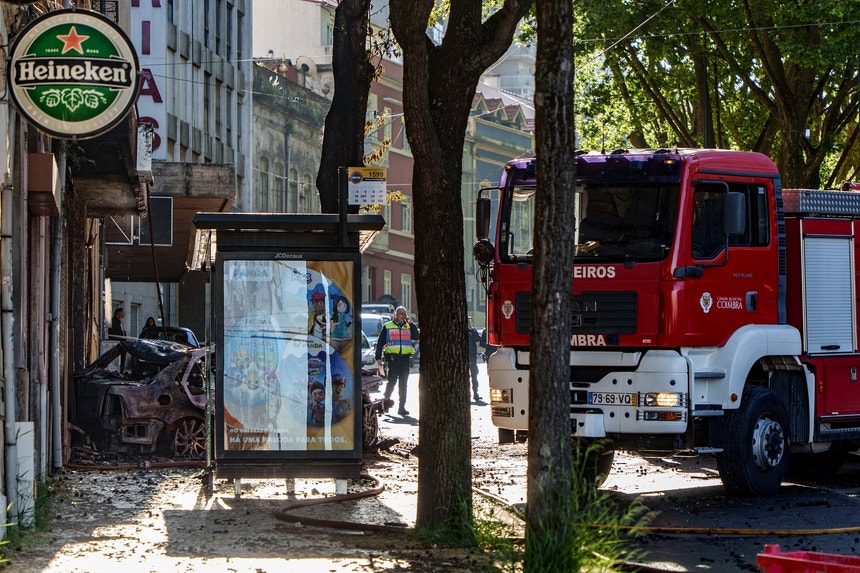 Imagem de Dois mortos no despiste que causou incêndio no centro de Coimbra
