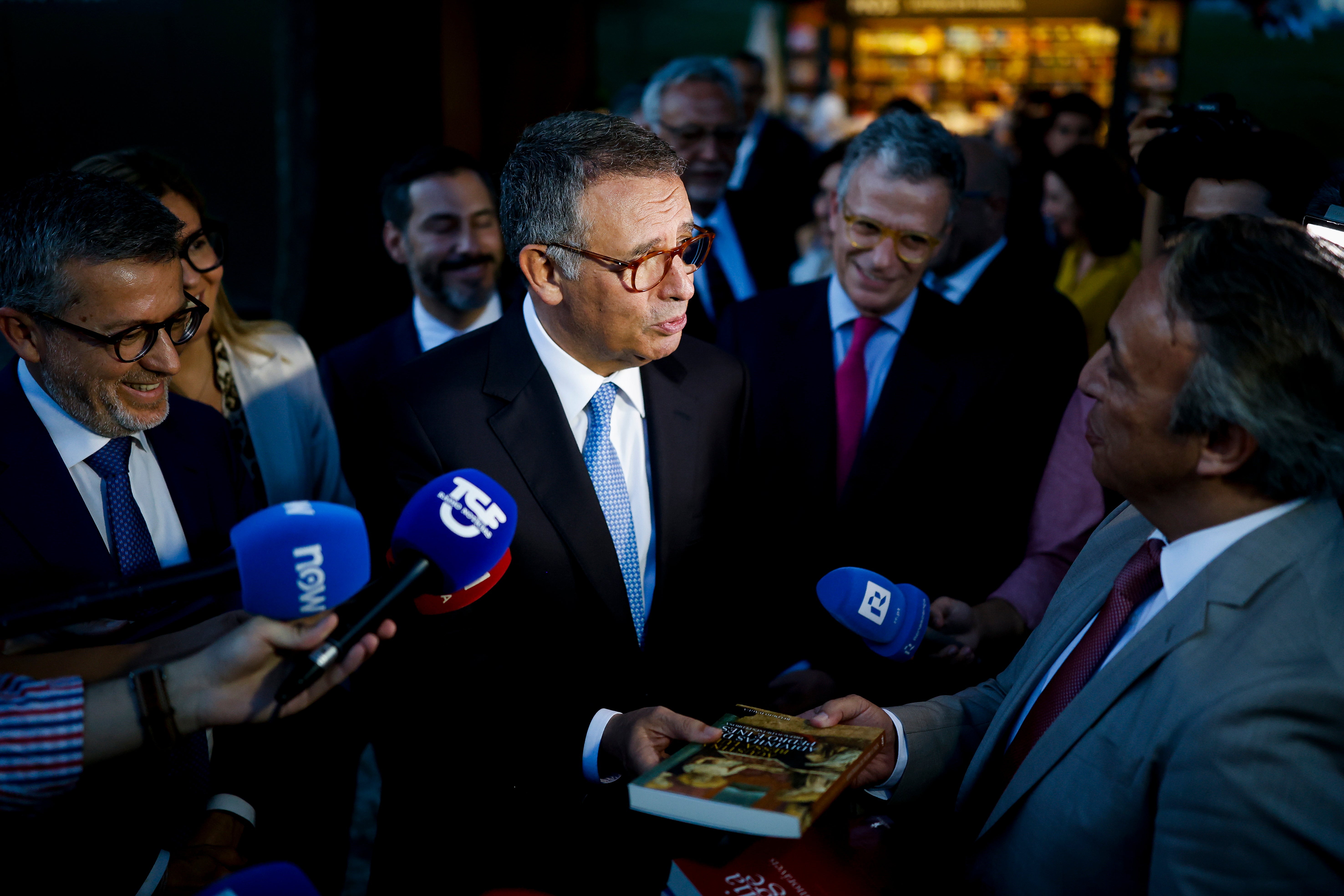 Presidente da República levou e doou Camões e Agustina na inauguração da Feira do Livro