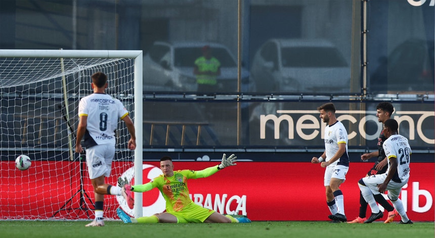 Trubin em ação contra o Famalicão, na primeira jornada da I Liga
