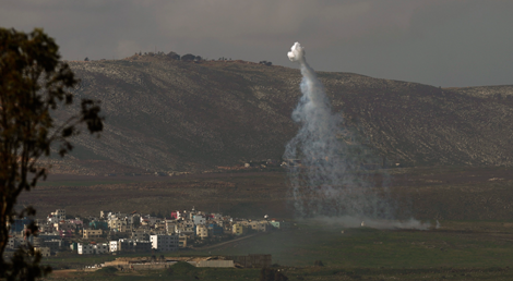 Resposta de artilharia de Israel contra aldeias libanesas nos Montes Golan, ap&oacute;s ataque do Hezbollah (Foto EPA)