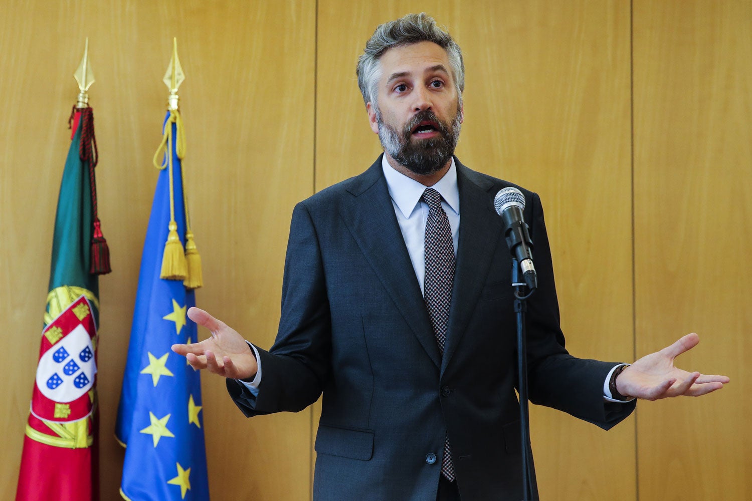 Novo aeroporto. Pedro Nuno Santos mantém-se ministro das Infraestruturas e "lamenta perturbação"