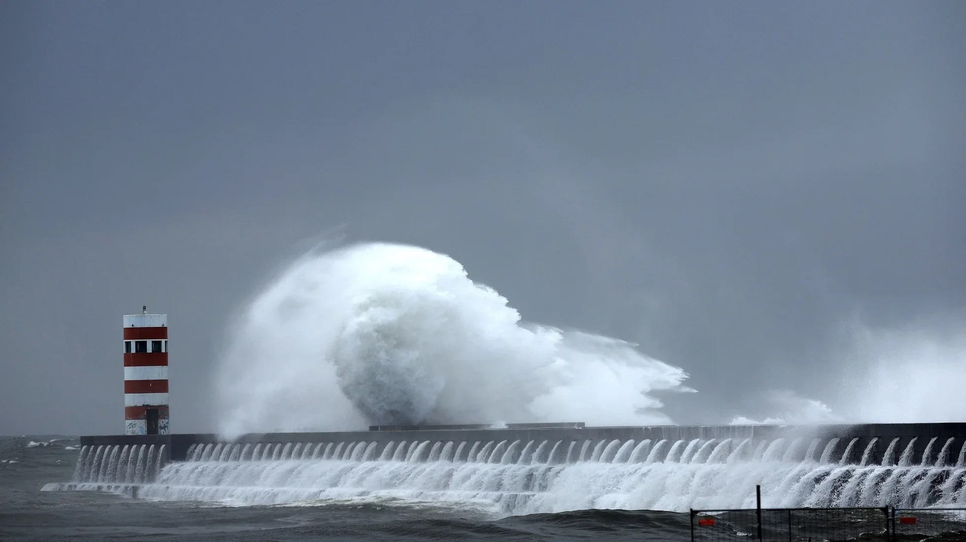 Ten districts under orange warning at start of week due to rough seas