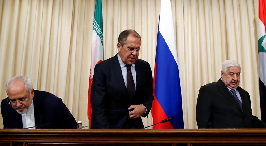 Mohammad Javad Zarif (E), Sergei Lavrov (C) e Walid al-Muallem (D) respetivamente ministros dos Negócios Estrangeiros do Irão, da Rússia e da Síria, esta manhã, em Moscovo Foto: Reuters