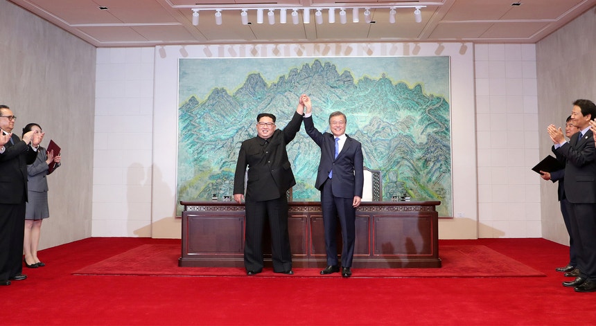 Os líderes da Coreia do Norte e da Coreia do Sul assinaram esta sexta-feira a Declaração de Paz, Prosperidade e Unificação de Panmunjon

