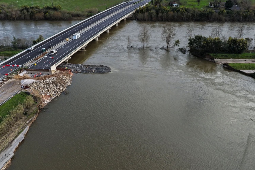 Imagem de Mau tempo. Intervenção concluída no dique que rompeu no rio Mondego, em Coimbra