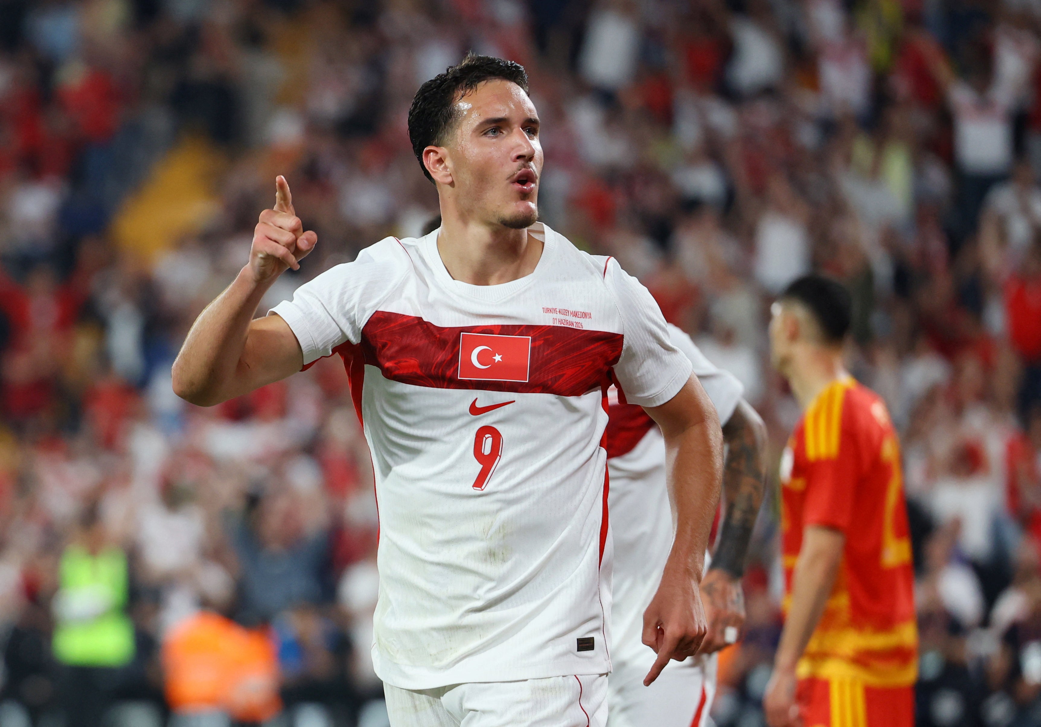 Deniz Gül entre os 35 jogadores que FC Porto leva para estágio em Inglaterra
