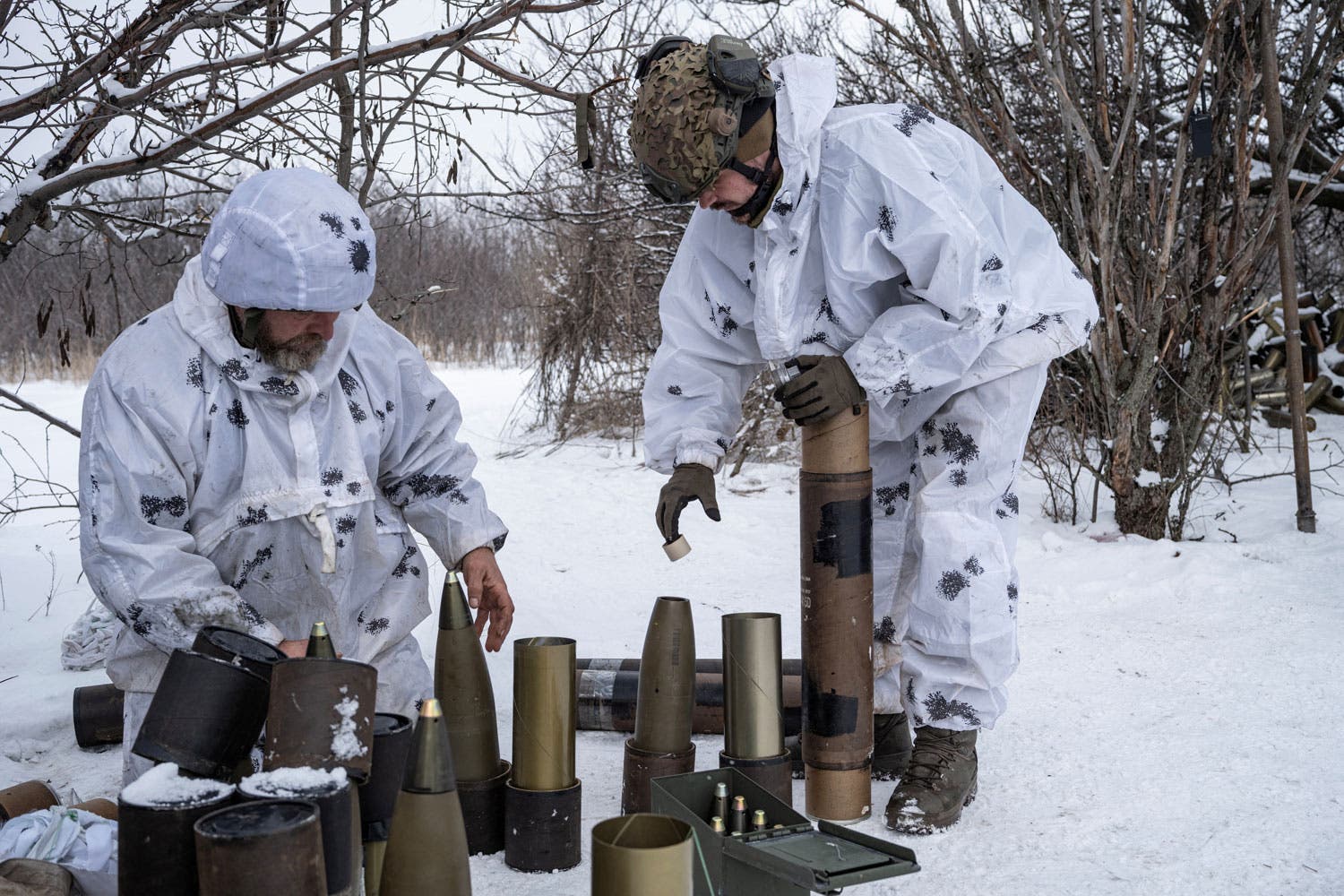 Soldados ucranianos preparam em Donetsk a 16 de fevereiro de 2023 mais um disparo do M119 Howitzer que lhes foi atribuido Foto - Reuters