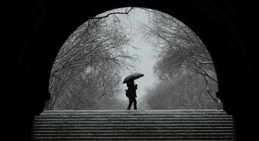 Uma pessoa passeia em Central Park, Nova Iorque, durante a tempestade de neve

