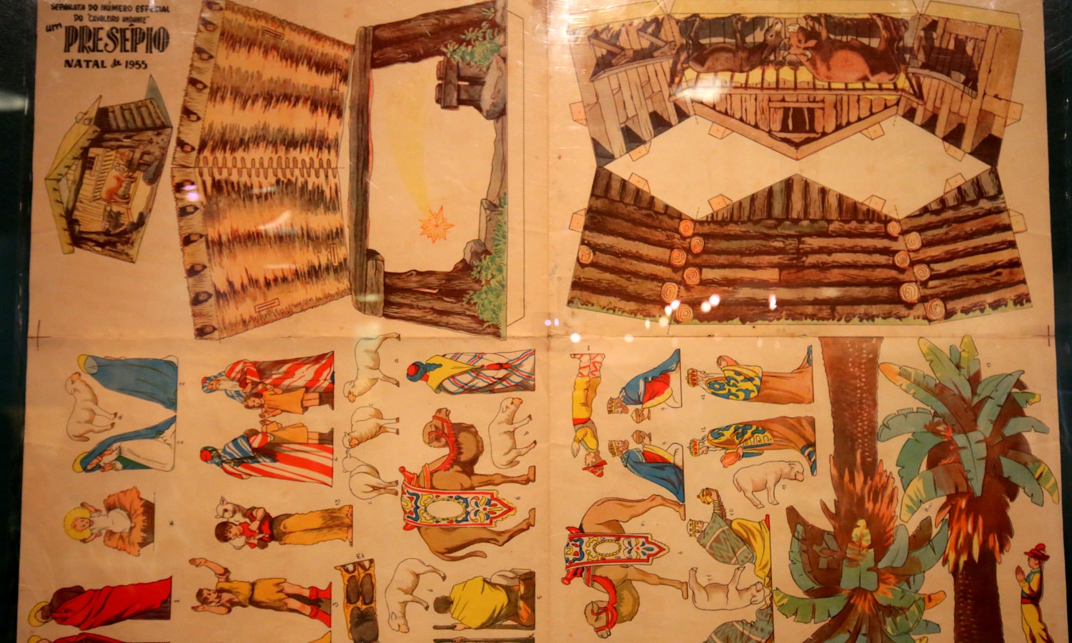  As constru&ccedil;&otilde;es de armar n&atilde;o acabaram e mesmo as revistas h&aacute; muito extintas moram aqui e ali, em fundos de gavetas ou caixas esquecidas, de onde s&atilde;o recuperadas para del&iacute;cia dos colecionadores que algum dia experimentaram o desespero das dobras por acertar e o encanto esquivo da constru&ccedil;&atilde;o perfeita. 