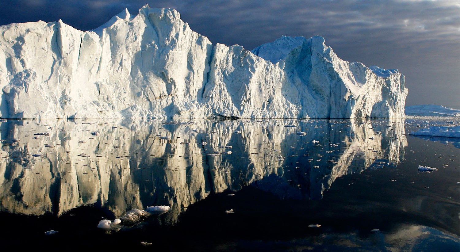 Centenas de icebergues est&atilde;o a for&ccedil;ar os navios a alterar a rota. Foto: Bob Strong - Reuters