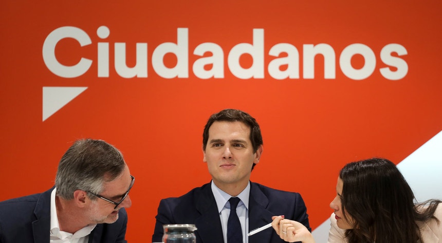 O secretário-geral do Ciudadanos (à esquerda) relembrou que o seu partido defende uma ideologia liberal, ao contrário do Vox
