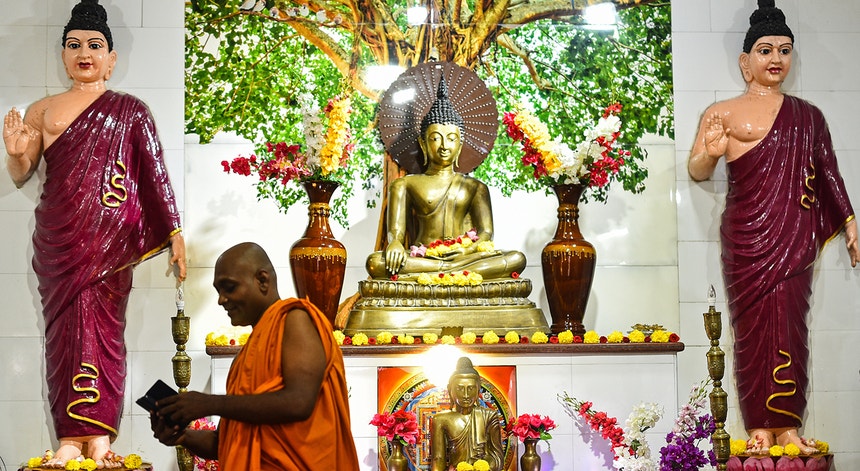 Monjes budistas acusados ​​de malversar ocho millones de euros