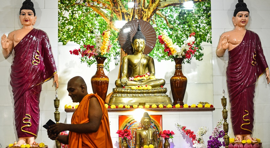 Monjes budistas acusados ​​de malversar ocho millones de euros