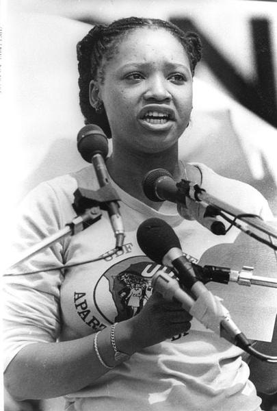  Zinzi, fila de Mandela, foi a sua porta-voz quando renunciou &agrave; liberdade condicional enquanto n&atilde;o fosse abolido o apartheid. Greg English / Reuters 