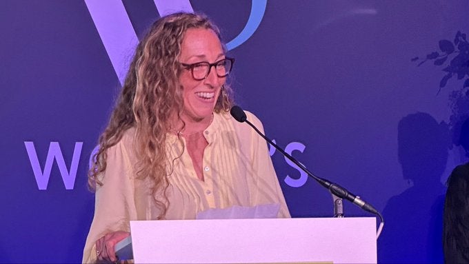 Escritora Virginia Evans vence Women`s Prize for F