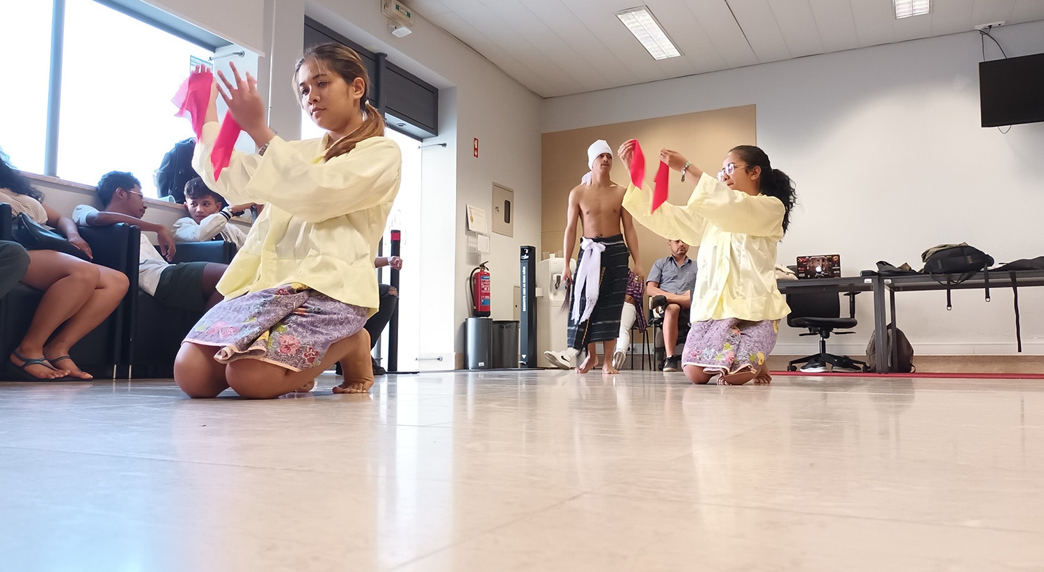  Os trajes tradicionais de Timor Leste foram comprados para usar em espet&aacute;culos. 