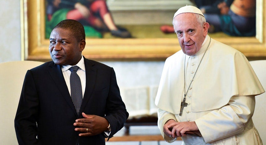 Papa est� em Mo�ambique acarinhado por milhares de fi�is