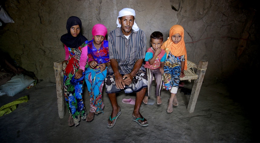 Saida Ahmed Baghili (segunda à esquerda) deixa-se fotografar com as irmãs, Jalila e Amal , o irmão Omar e o pai. A jovem iemenita de 19 anos debate-se com os efeitos devastadores da subnutrição
