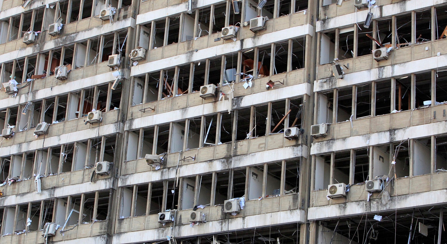  Danos provocados na fachada de um edif&iacute;cio perto do local da explos&atilde;o | Aziz Taher - Reuters 