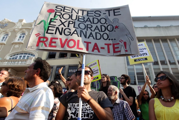  Num dos cartazes exibidos durante as manifesta&ccedil;&otilde;es no Porto, surge desenhado um cravo (fotografia: Jos&eacute; Coelho, Lusa) 