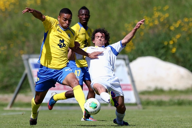 Imagem relacionada com a notícia: O madeirense Carlos Manuel luta com Soares, autor do terceiro golo do Arouca
