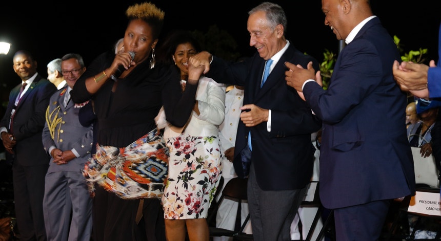 Jenifer Solidade desceu do palco e tentou pôr Marcelo a dançar, mas acabou nos braços de José Luís Tavares, ministro dos Negócios Estrangeiros de Cabo Verde
