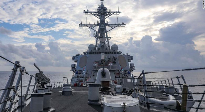 O USS Benford no Mar do Sul da China junto às ilhas Paracel
