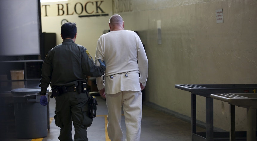 Um guarda acompanha um recluso da ala da condenados à morte da prisão de San Quentin, na Califónia (dezembro de 2015)
