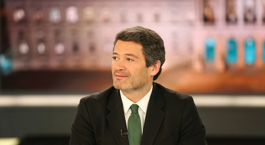 Imagem de Ventura defende polícia e volta a criticar silêncio de Montenegro