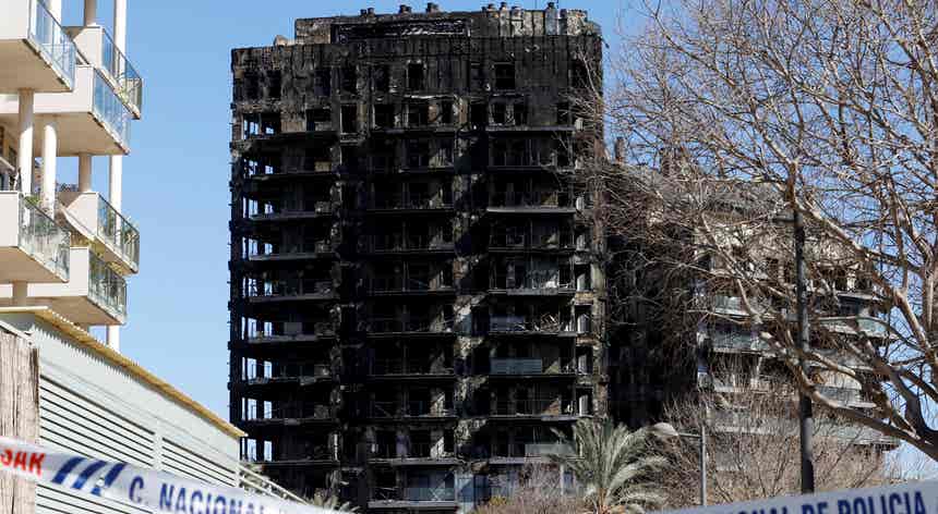 Espanha. Prédio de 14 andares devastado pelo fogo
