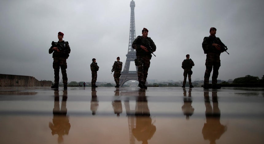 Carro atropela soldados em Paris e faz seis feridos