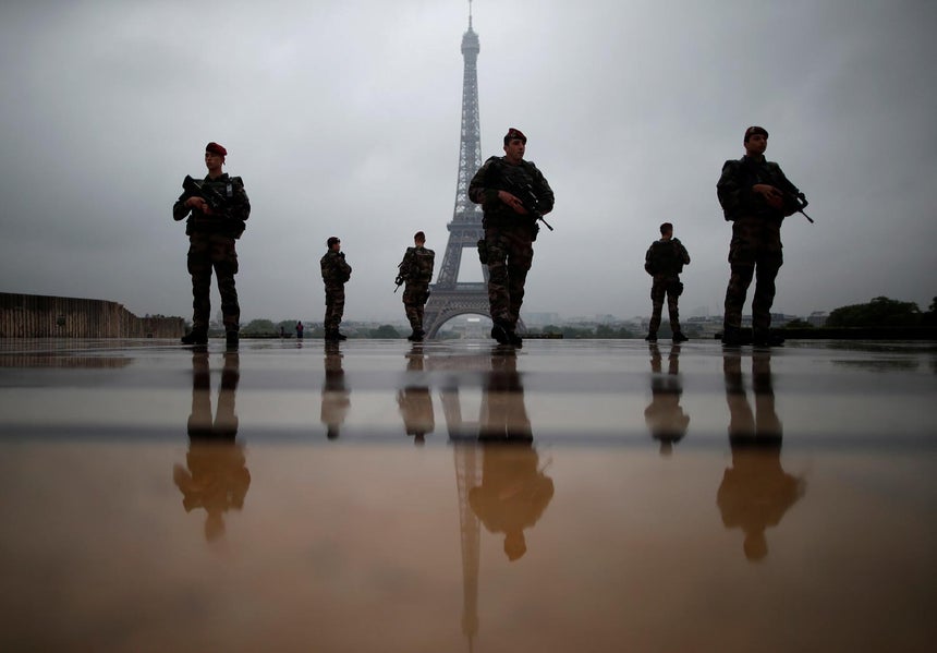 Carro atropela soldados em Paris e faz seis feridos