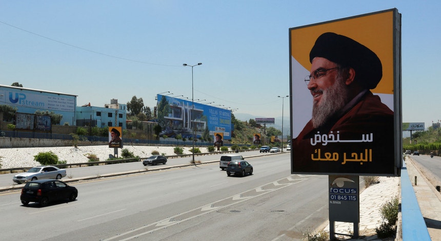 Cartazes de campanha com o líder do movimento Hezbollah, Sayyed Hassan Nasrallah, ao longo de uma auto-estrada no Líbano 
