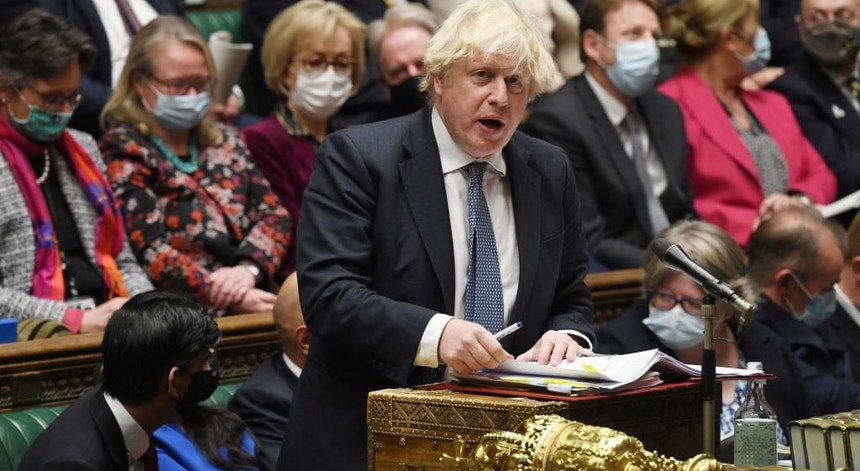 "Peço desculpas sem reserva pela ofensa que causou para todo o país e peço desculpa pela impressão que isso transmite", disse Boris Johnson no Parlamento
